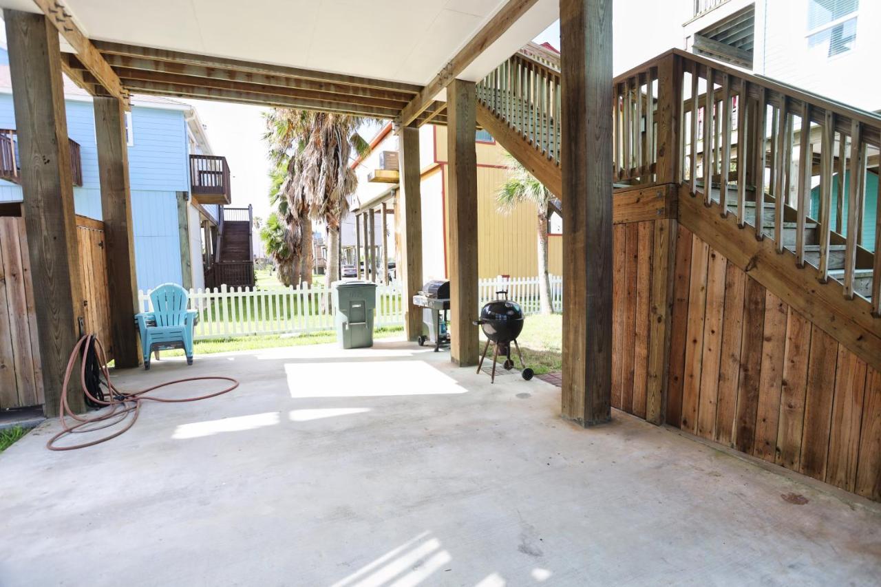 Yellow Beach Haven, Decks, Views, Mere Steps To Sand 갤버스턴 외부 사진