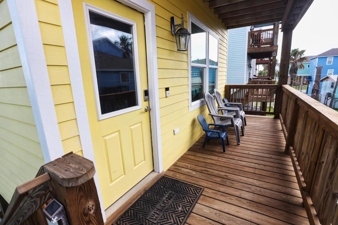 Yellow Beach Haven, Decks, Views, Mere Steps To Sand 갤버스턴 외부 사진
